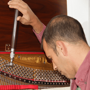 Mise en place de la partition (ou du tempérament) sur un piano droit