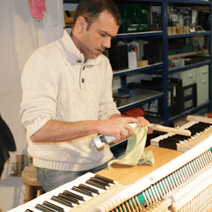 Raphaël Martin | Accordeur de piano effectue le nettoyage des touches d'un clavier à Nantes.